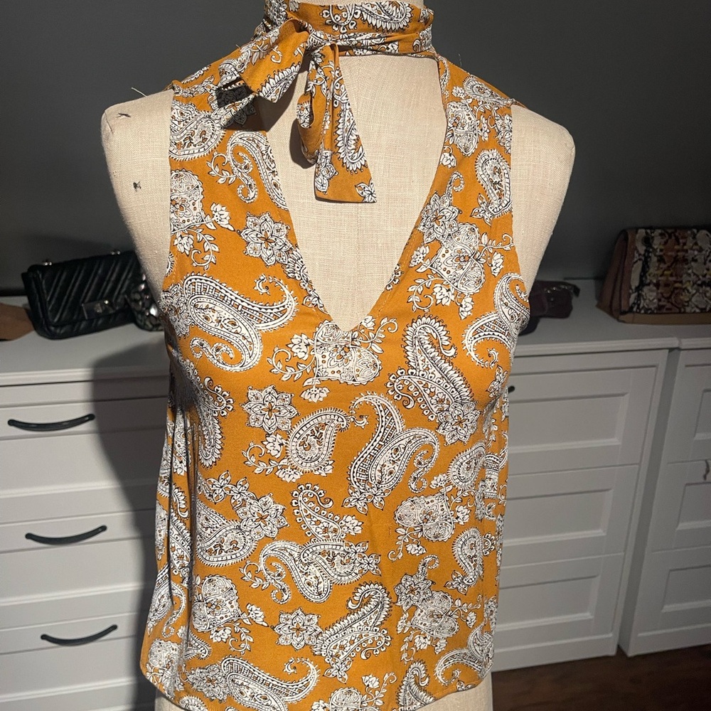 Sleeveless V-neck blouse with paisley print